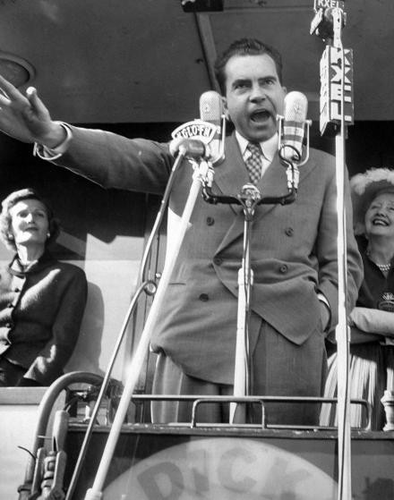 Ứng cử viên Richard Nixon có bài phát biểu trước các cử tri khi tham gia chiến dịch tranh cử, chạy đua vào Nhà Trắng năm 1952. Trong cuộc  tranh cử tổng thống Mỹ năm đó, ứng cử viên nặng ký nhất của ông Nixon là Dwight D. Eisenhower - người đắc cử tổng thống 2 nhiệm kỳ liên tiếp từ năm 1952-1959.